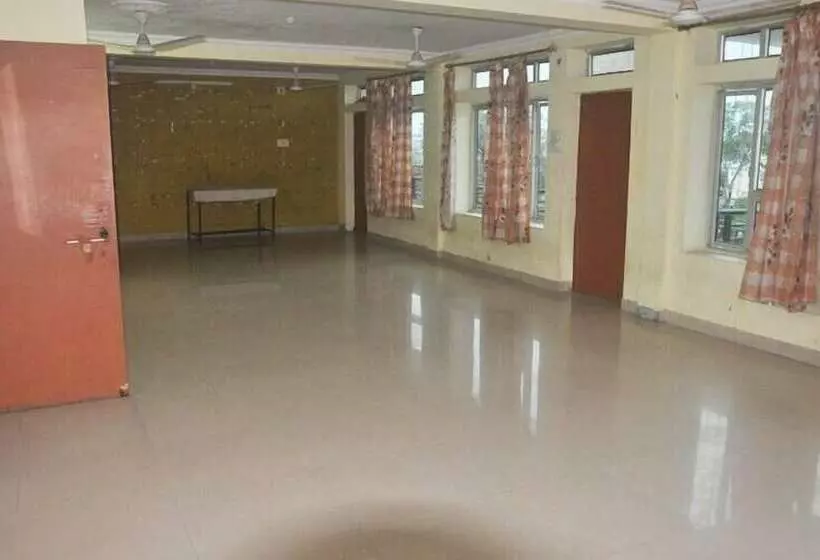 ホテル New White House Tikamgarh