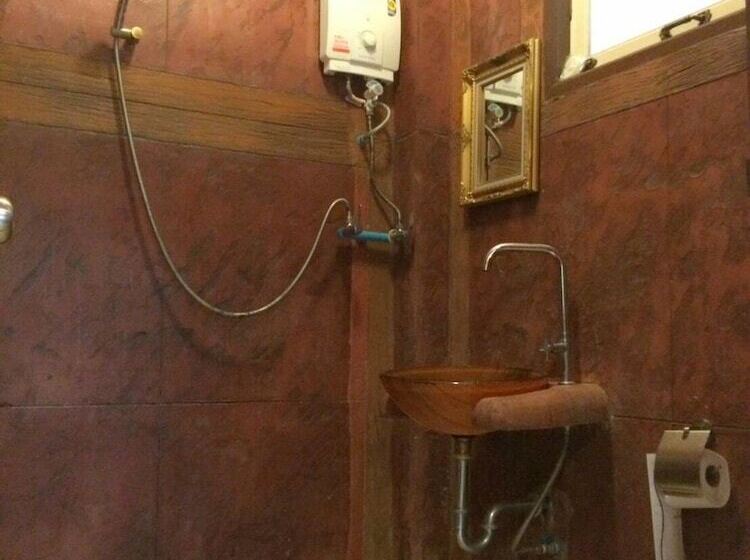 فندق Amphawa Club