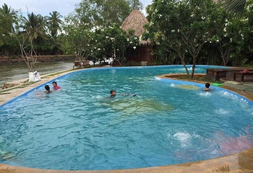 فندق Amphawa Club