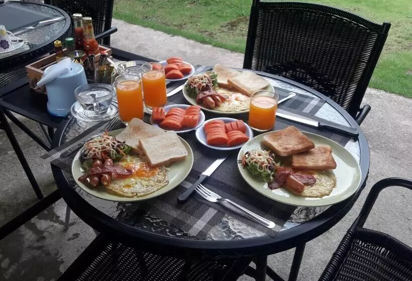 ホテル Phuket Sirinapha Resort