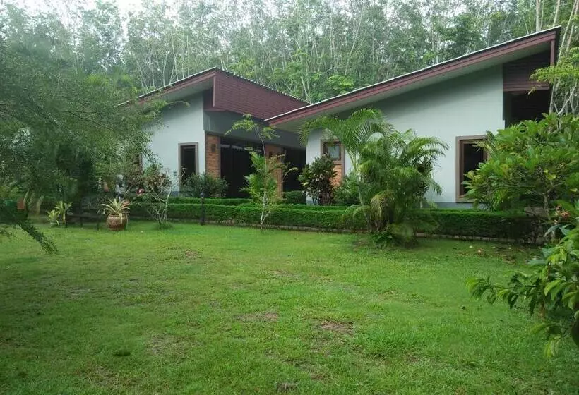 ホテル Phuket Sirinapha Resort