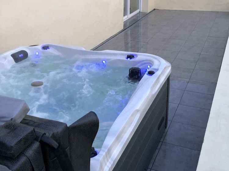 Le Manoir De Le Quesnel