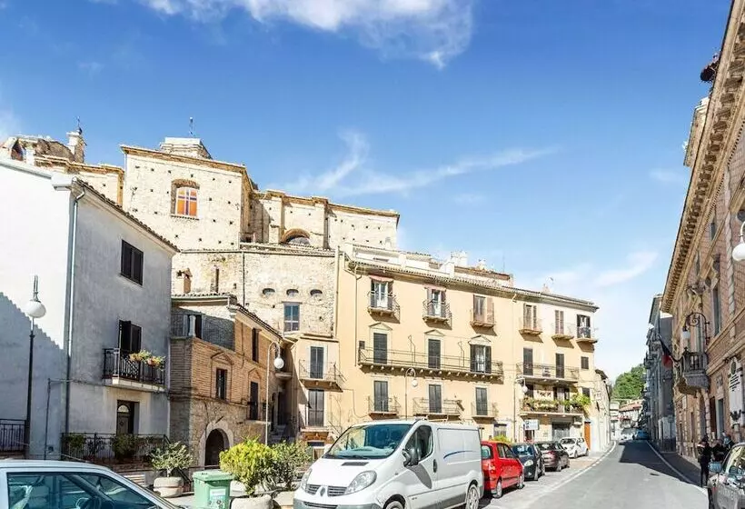 Vibrant Cottage Near Lake In Bomba