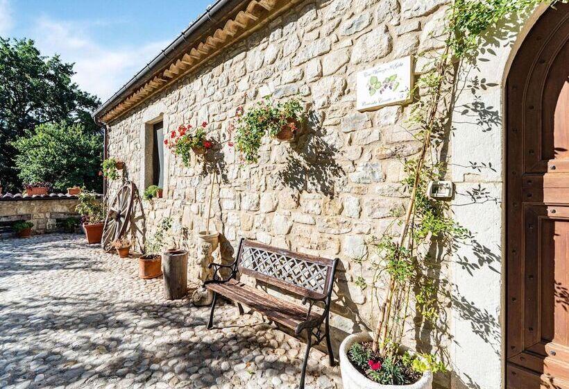 Vibrant Cottage Near Lake In Bomba