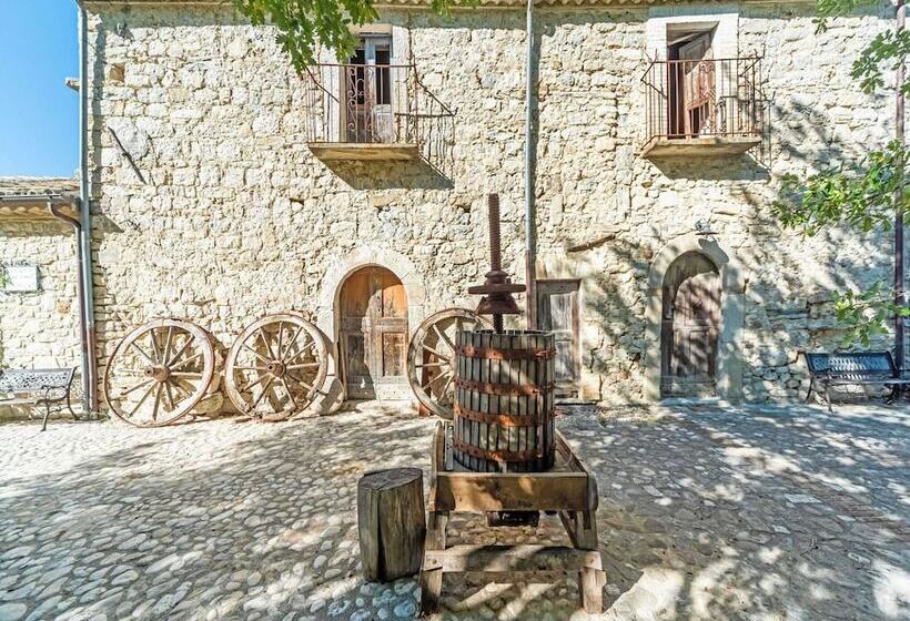 Vibrant Cottage Near Lake In Bomba