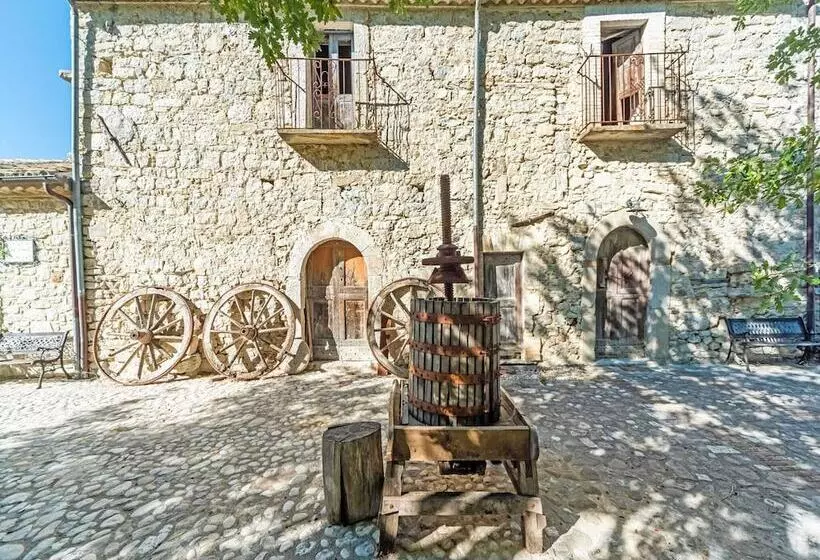 Vibrant Cottage Near Lake In Bomba