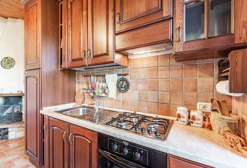 Vibrant Cottage Near Lake In Bomba