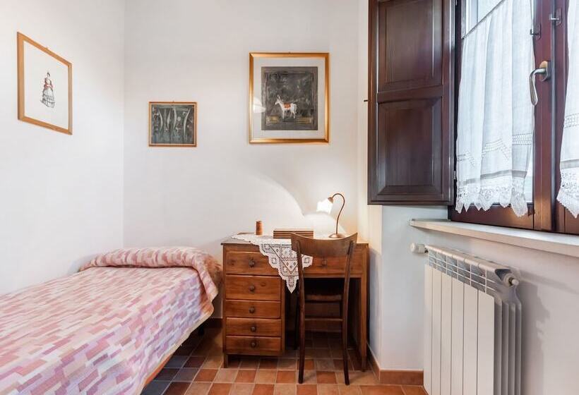 Vibrant Cottage Near Lake In Bomba