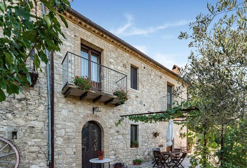 Vibrant Cottage Near Lake In Bomba