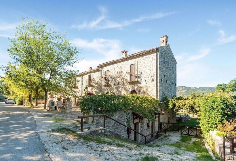 Vibrant Cottage Near Lake In Bomba