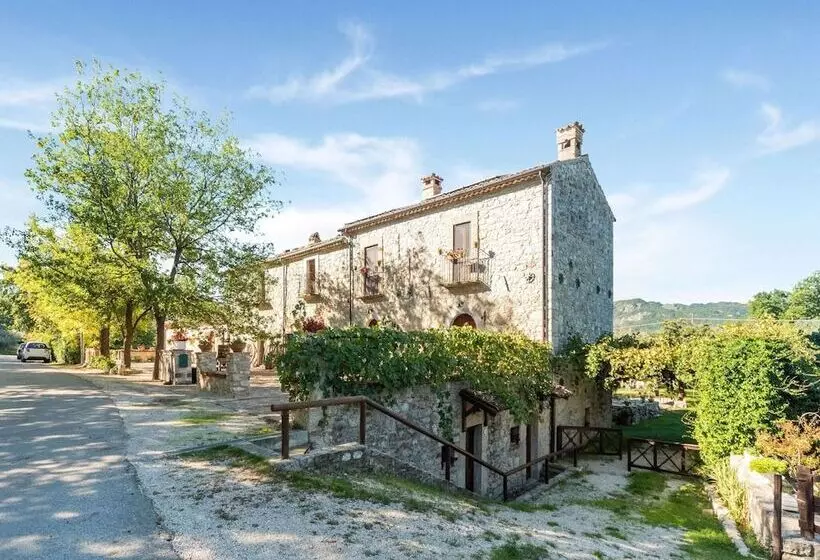 Vibrant Cottage Near Lake In Bomba