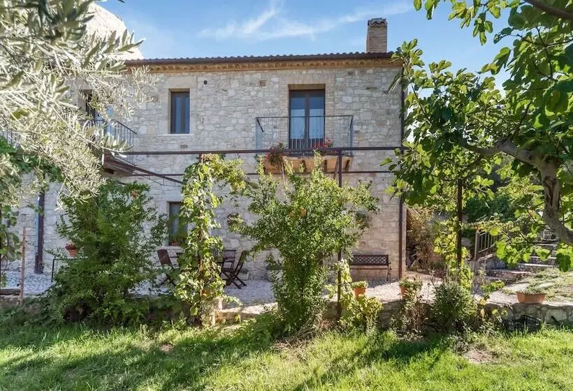 Vibrant Cottage Near Lake In Bomba