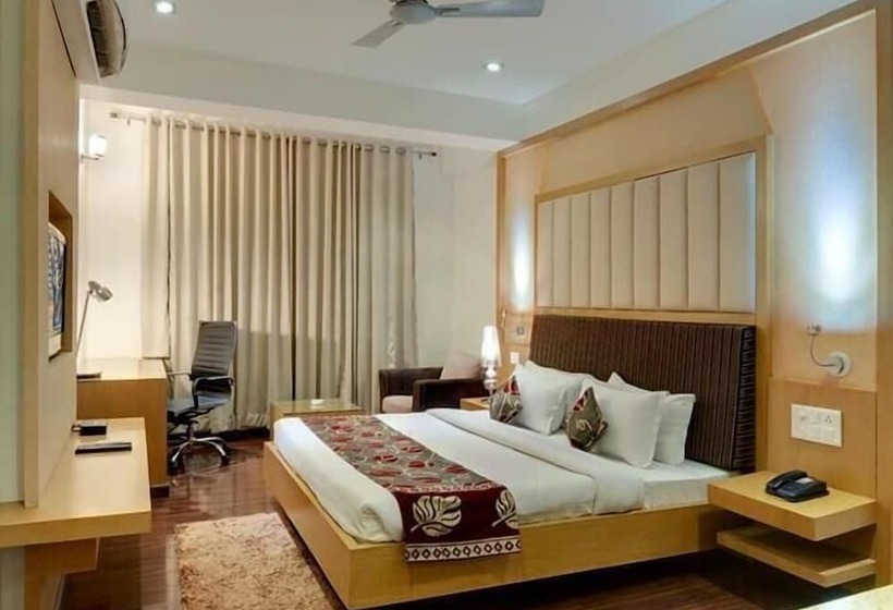 فندق Balaji Central