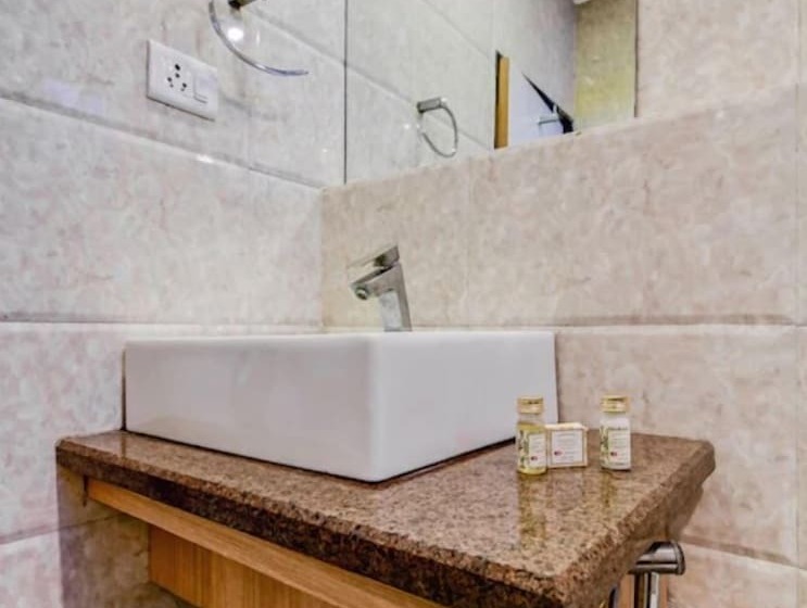 فندق Balaji Central