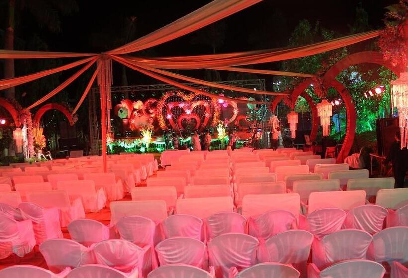 فندق Balaji Central