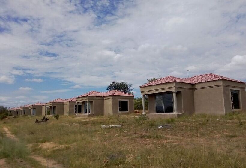 בית מלון כפרי Hlakula Lake Resort