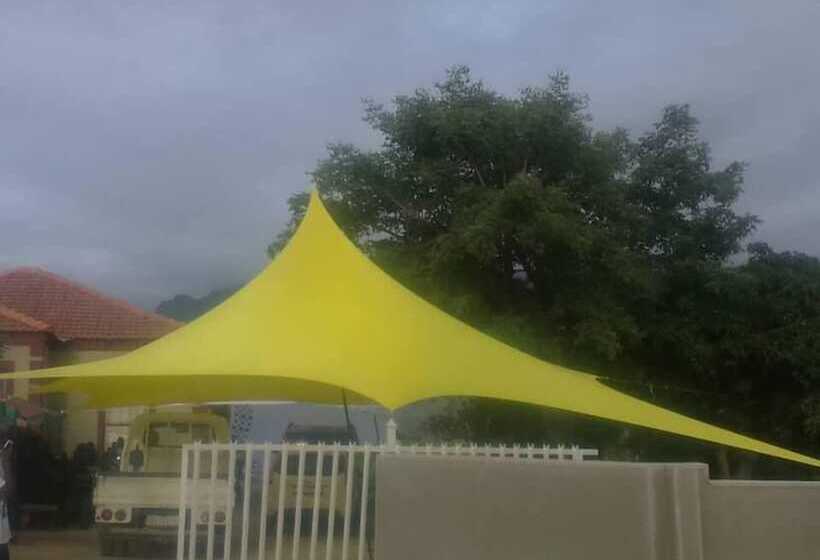 בית מלון כפרי Hlakula Lake Resort