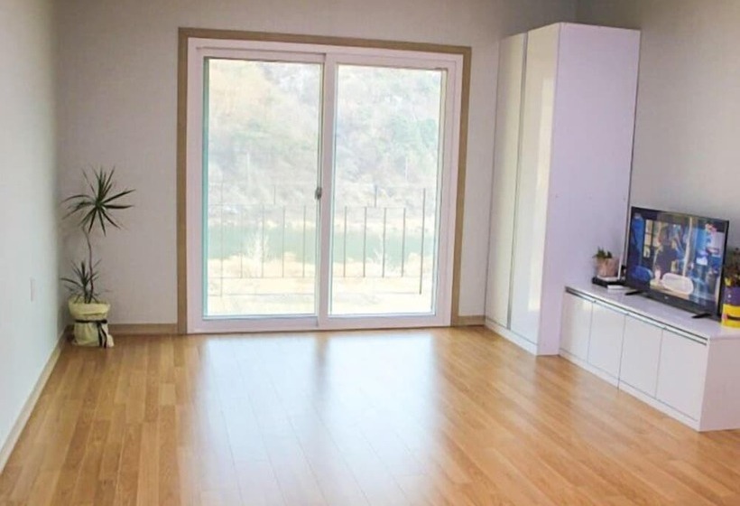 Kkeomeokdari Pension