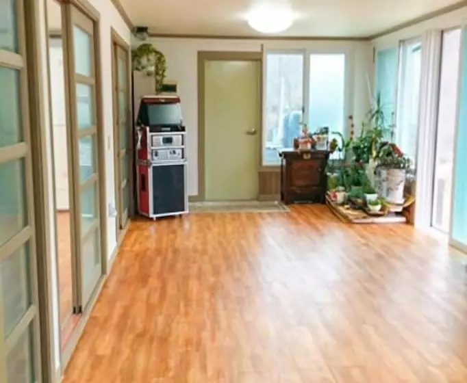 Kkeomeokdari Pension