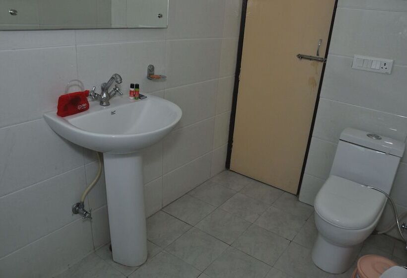 בית מלון כפרי Neovedic Resort By Oyo Rooms