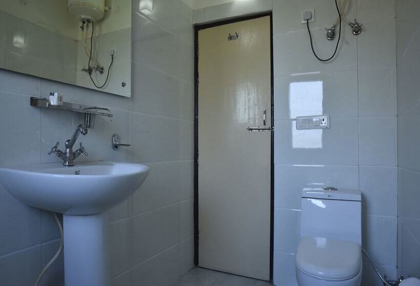 בית מלון כפרי Neovedic Resort By Oyo Rooms