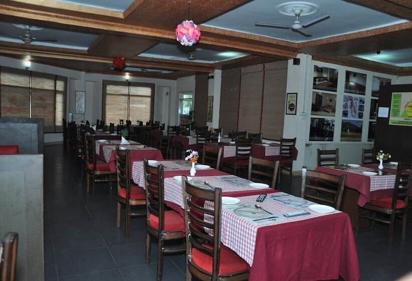 בית מלון כפרי Neovedic Resort By Oyo Rooms