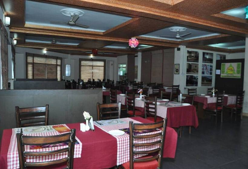 בית מלון כפרי Neovedic Resort By Oyo Rooms