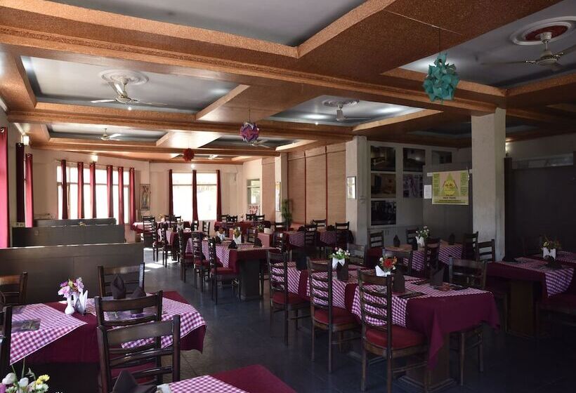 בית מלון כפרי Neovedic Resort By Oyo Rooms