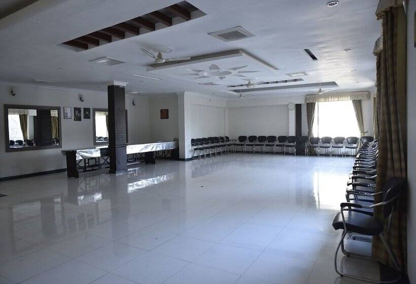 בית מלון כפרי Neovedic Resort By Oyo Rooms