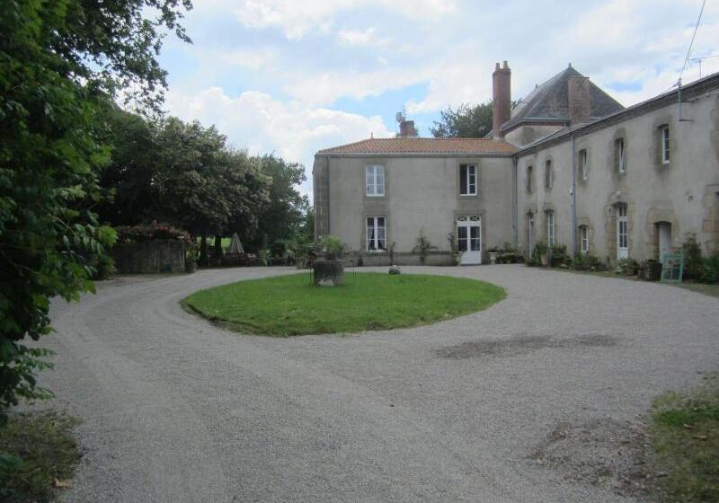 بنسيون Le Manoir  Aux Douves
