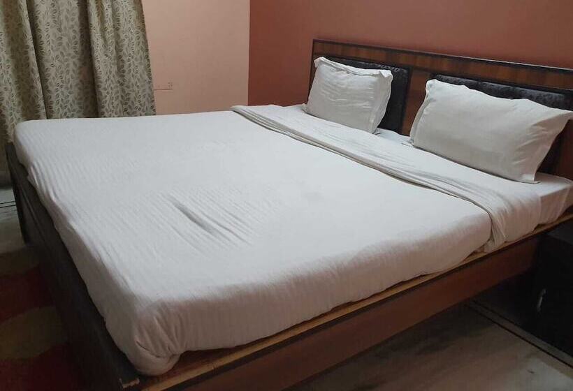 פנסיון Grand Divine