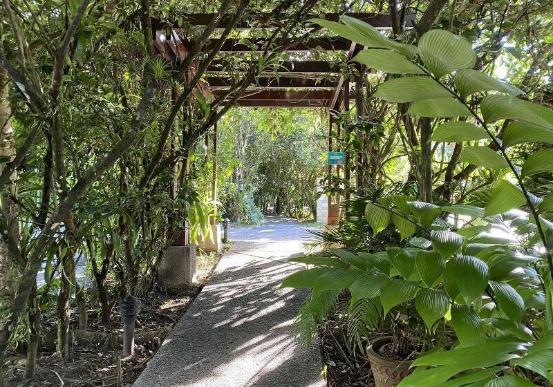 בית מלון כפרי Paradise Hot Springs Thermal Resort