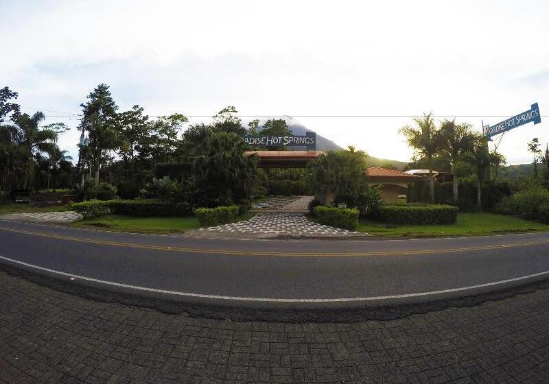 בית מלון כפרי Paradise Hot Springs Thermal Resort