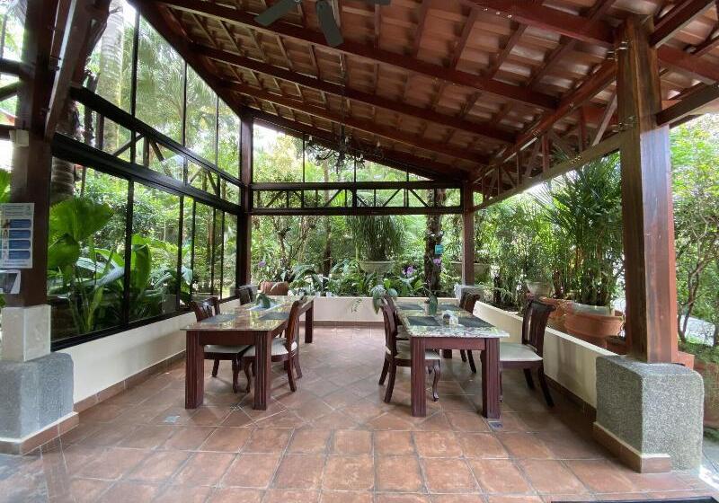 בית מלון כפרי Paradise Hot Springs Thermal Resort