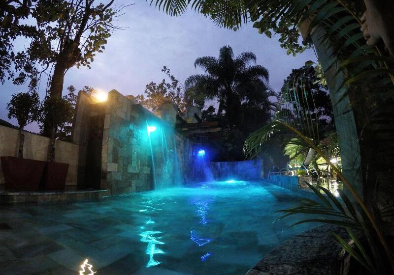 בית מלון כפרי Paradise Hot Springs Thermal Resort