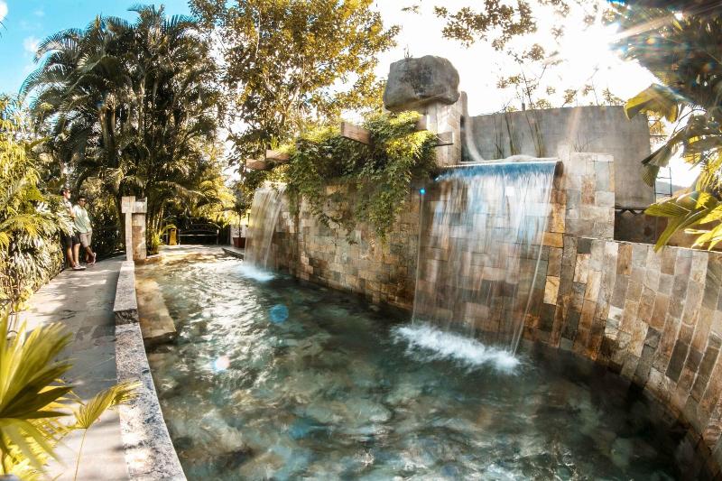 בית מלון כפרי Paradise Hot Springs Thermal Resort