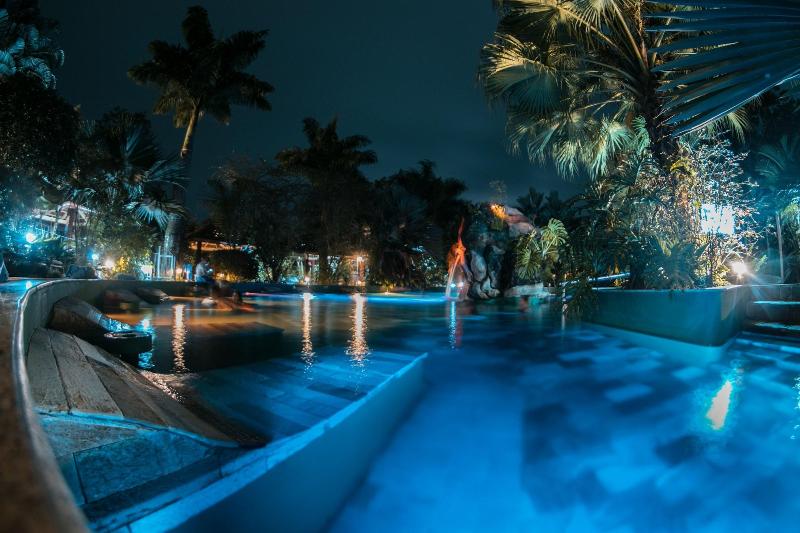 בית מלון כפרי Paradise Hot Springs Thermal Resort