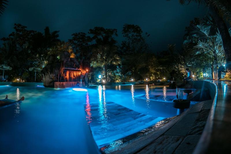 בית מלון כפרי Paradise Hot Springs Thermal Resort