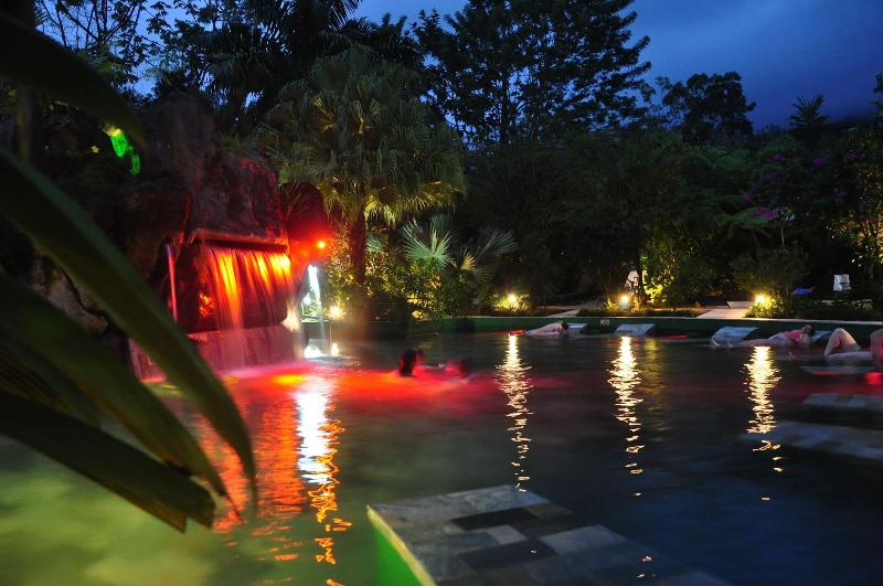 בית מלון כפרי Paradise Hot Springs Thermal Resort