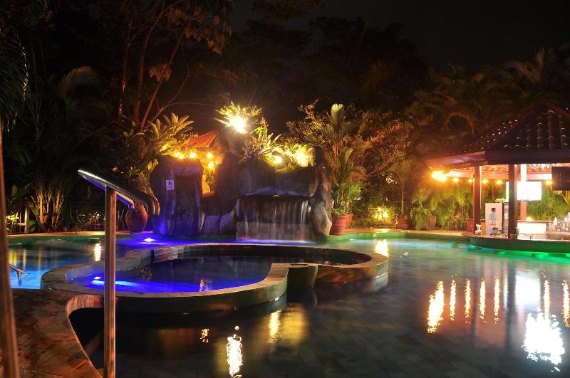 בית מלון כפרי Paradise Hot Springs Thermal Resort