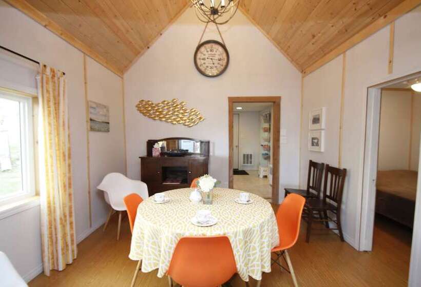 Lakefront Cottage In Manitou Beach