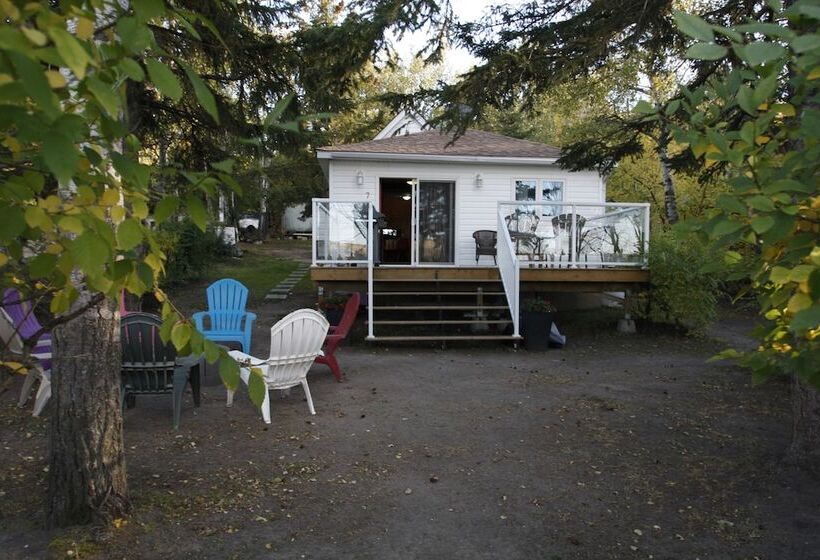 Lakefront Cottage In Manitou Beach