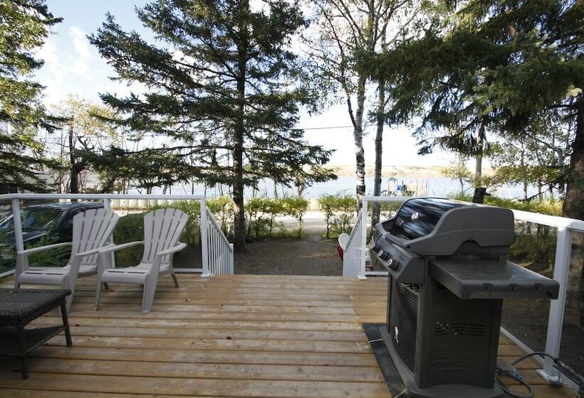 Lakefront Cottage In Manitou Beach