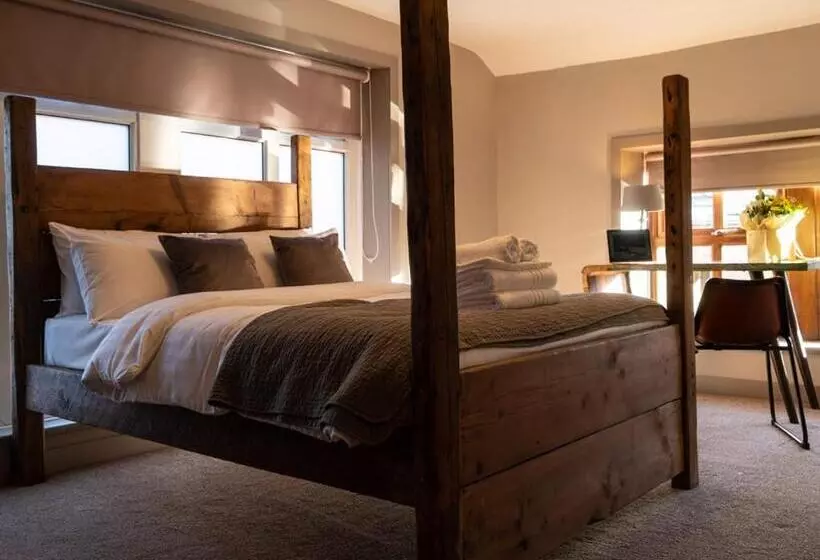 Aamiaismajoitus (B&B) The Lion Pub & Grill