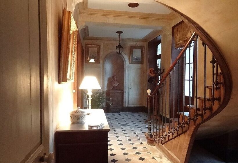 مبيت وإفطار Une Maison De Famille