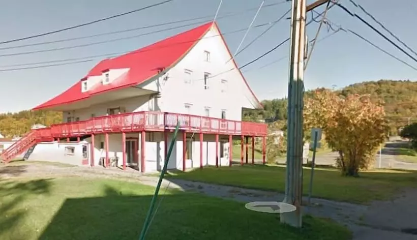 Hostelli Auberge Au Toit Rouge