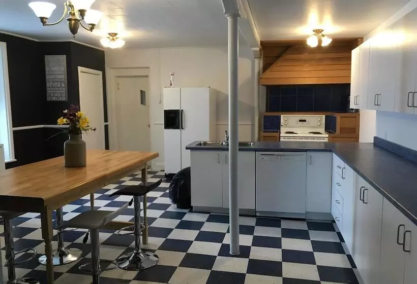 Hostelli Auberge Au Toit Rouge