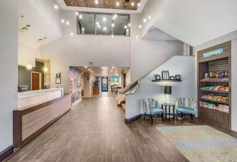 ホテル Clarion Pointe Wake Forest   Raleigh North