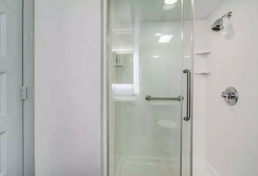 ホテル Clarion Pointe Wake Forest   Raleigh North