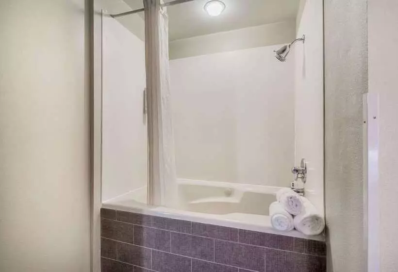 ホテル Clarion Pointe Wake Forest   Raleigh North